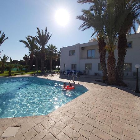 Argaka Palm Tree Apts Luaran gambar